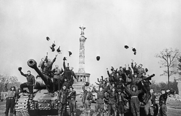 Советские танкисты в Берлине, 1945 год - Sputnik Южная Осетия