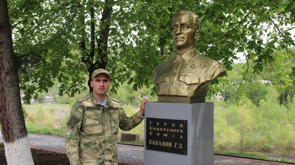 Инал Сабанов рядом с бюстом своего деда  - Sputnik Южная Осетия