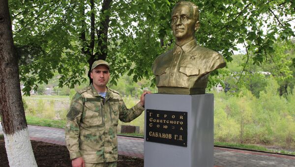 Инал Сабанов рядом с бюстом своего деда  - Sputnik Южная Осетия