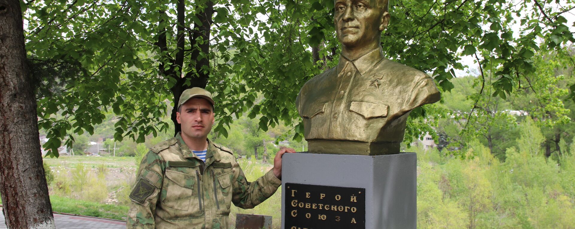 Инал Сабанов рядом с бюстом своего деда  - Sputnik Южная Осетия, 1920, 10.05.2024
