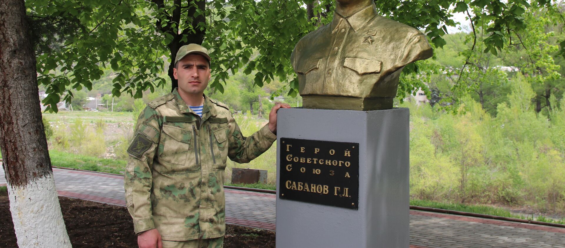 Инал Сабанов рядом с бюстом своего деда  - Sputnik Южная Осетия, 1920, 06.05.2020