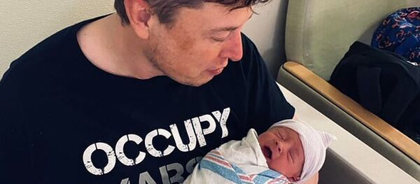 Илон Маск с новорожденным сыном - Sputnik Южная Осетия