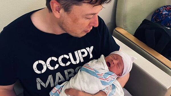 Илон Маск с новорожденным сыном - Sputnik Южная Осетия