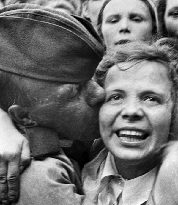 Встреча на Белорусском вокзале первого эшелона бойцов, вернувшихся с фронта после победы в Великой Отечественной войне. Июнь 1945 года - Sputnik Южная Осетия