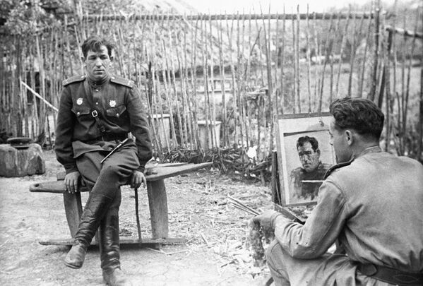 Художник студии военных художников Николай Соколов пишет портрет гвардии лейтенанта Н. Брыскина, 1944 год - Sputnik Южная Осетия