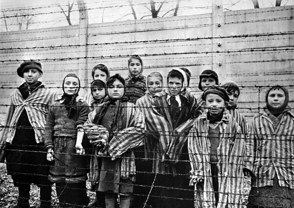 Дети, заключенные концентрационного лагеря Освенцим, 1945 год - Sputnik Южная Осетия