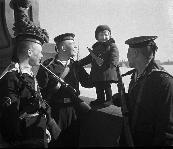 Моряки Балтийского флота беседуют с девочкой Люсей, оставшейся сиротой в блокадном Ленинграде, 1943 год - Sputnik Южная Осетия