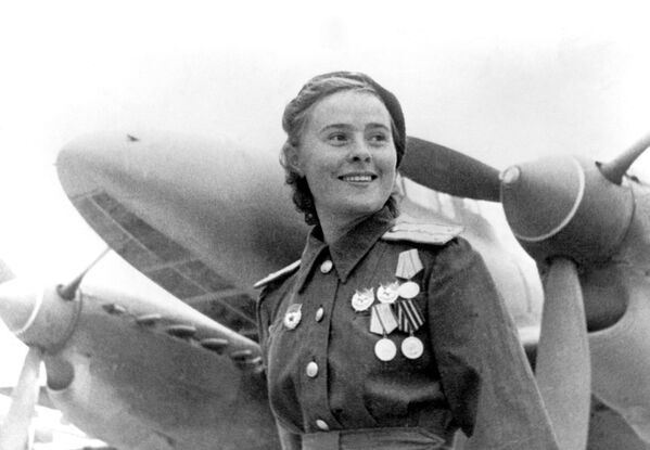 Герой Советского Союза заместитель командира эскадрильи 125-го гвардейского авиационного женского полка Мария Долина, 1944 год - Sputnik Южная Осетия