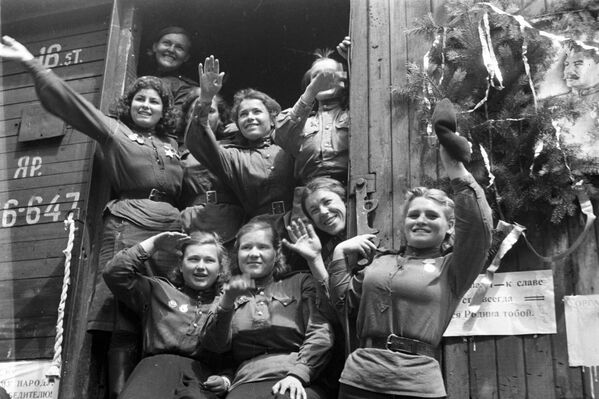 Демобилизованные девушки, уезжающие из Германии на Родину, 1945 год - Sputnik Южная Осетия