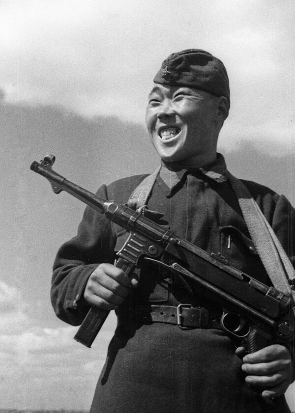 Снайпер Максим Пассар, нанаец по национальности, уничтоживший за время обороны Сталинграда 236 вражеских солдат и офицеров, 1942 год - Sputnik Южная Осетия