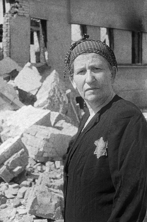 Жительница еврейского гетто на развалинах родного дома, 1943 год - Sputnik Южная Осетия