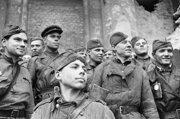Бойцы, штурмовавшие Рейхстаг, май 1945 года - Sputnik Южная Осетия