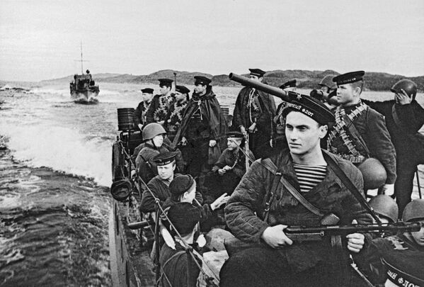 Моряки-десантники Северного флота направляются на катерах в район боевых действий, 1942 год - Sputnik Южная Осетия