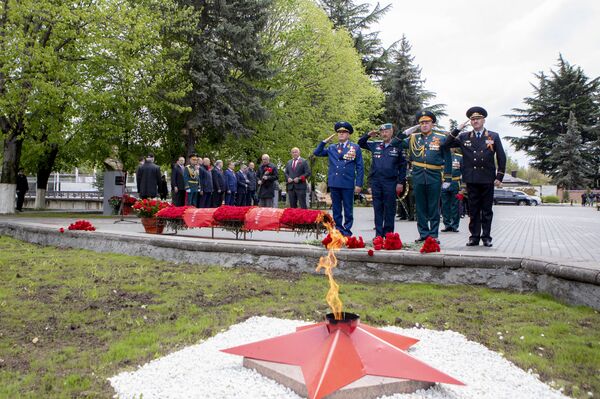 Возложение гирлянды к памятнику как правильно