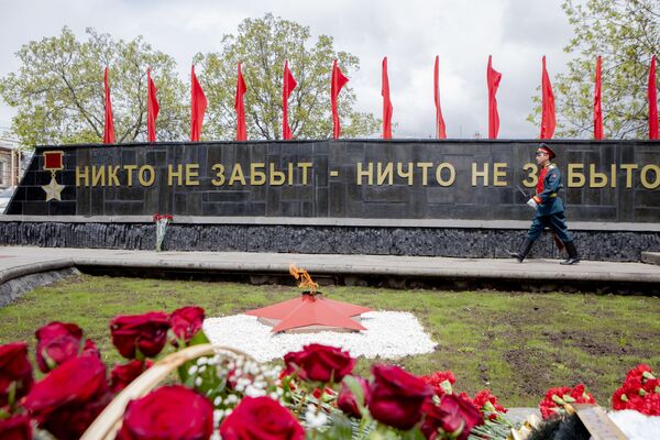 Никто не забыт ничто не забыто фото. Вечный огонь Крымск. Вечный огонь в городе Крымске. Вечный огонь никто не забыт ничто не забыто. Вечный огонь в Махачкале.