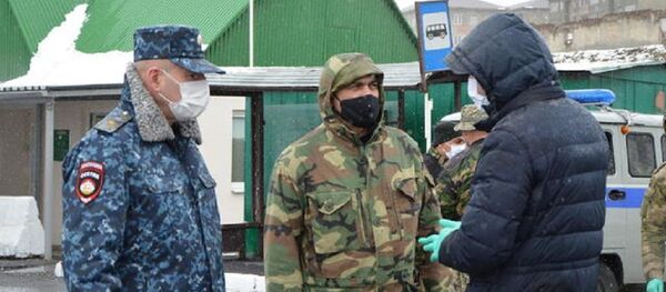 Глава МВД Игорь Наниев проверил, как его подчиненные несут службу во время карантина Глава МВД Игорь Наниев проверил, как его подчиненные несут службу во время карантина - Sputnik Южная Осетия