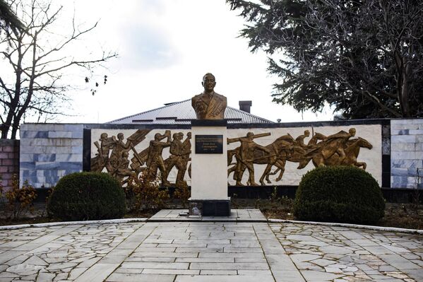 Памятник Иссе Плиеву в Цхинвале - Sputnik Южная Осетия