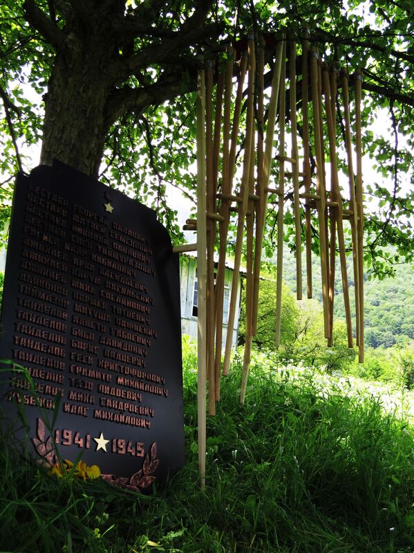 Мемориал 18 косарям в селе Теделет, ушедшим на фронт в июле 1941 года во время сенокоса и не вернувшимся домой. - Sputnik Южная Осетия