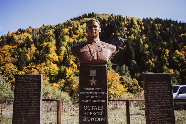 Памятник первому Герою Советского Союза из осетин Алексею Остаеву  - Sputnik Южная Осетия
