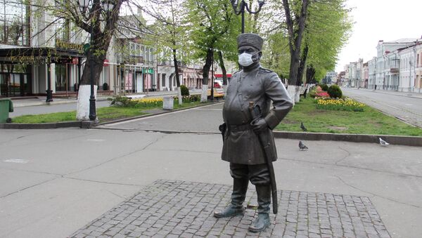 Памятник Сека Гадиеву в медицинской маске во Владикавказе - Sputnik Южная Осетия