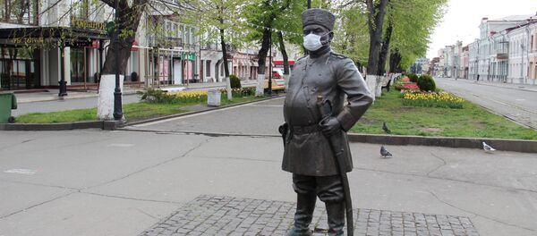 Памятник Сека Гадиеву в медицинской маске во Владикавказе Памятник Сека Гадиеву в медицинской маске во Владикавказе - Sputnik Южная Осетия