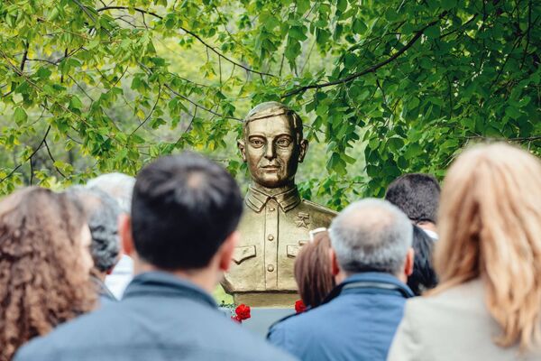 Открытие бюста героя Великой Отечественной войны Георгия Беруашвили - Sputnik Южная Осетия