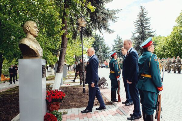 Открытие бюста героя ВОВ Георгия Беруашвили  - Sputnik Южная Осетия