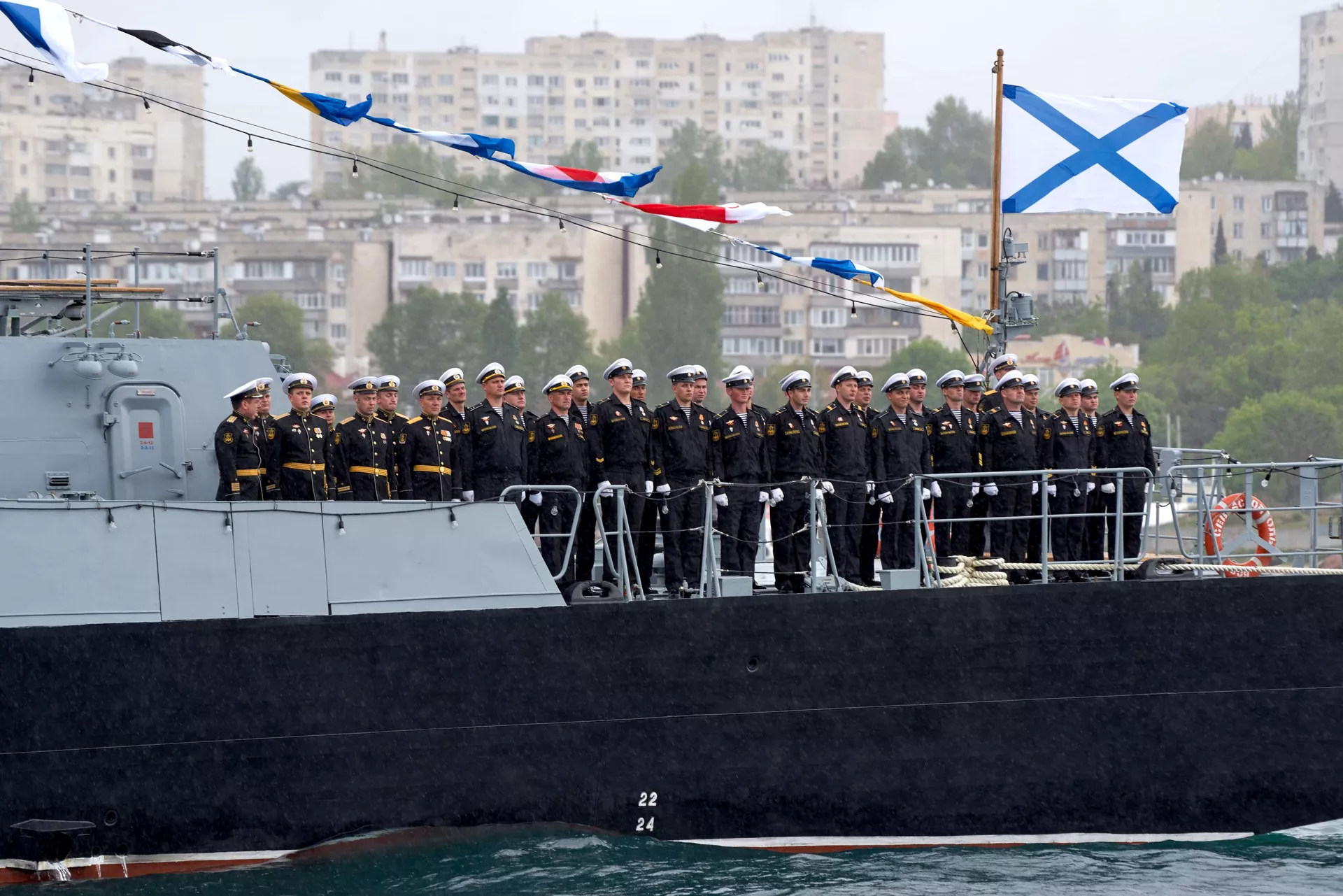 Военнослужащие Черноморского флота ВМФ России. Генеральная репетиция парада Победы в Севастополе Военнослужащие Черноморского флота ВМФ России. Генеральная репетиция парада Победы в Севастополе