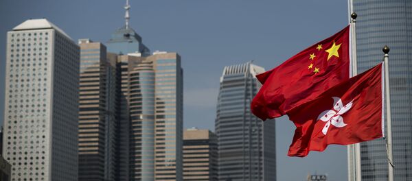 Государственные флаги КНР и Гонконга на территории комплекса правительственных зданий. - Sputnik Южная Осетия