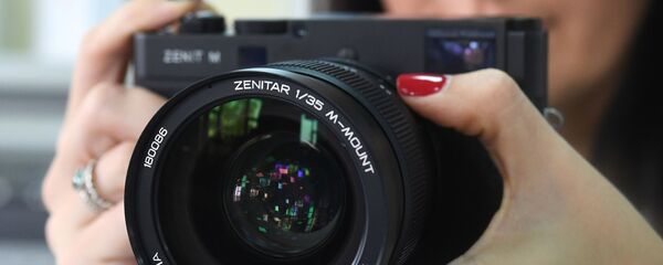 Девушка с фотоаппаратом. Архивное фото  - Sputnik Южная Осетия