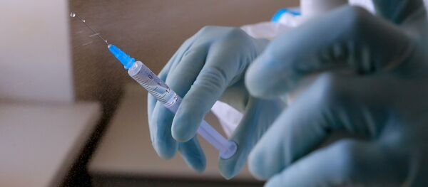 Шприц в руке медицинского работника в стационаре для больных с коронавирусной инфекцией Шприц в руке медицинского работника в стационаре для больных с коронавирусной инфекцией - Sputnik Южная Осетия