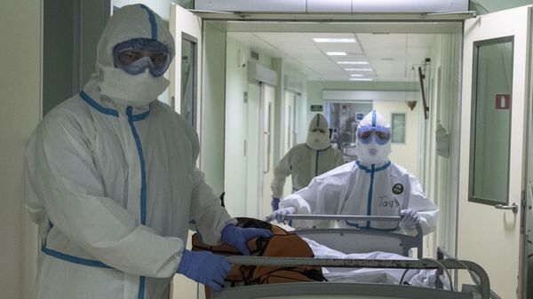 Врачи и пациент в госпитале для зараженных коронавирусной - Sputnik Южная Осетия