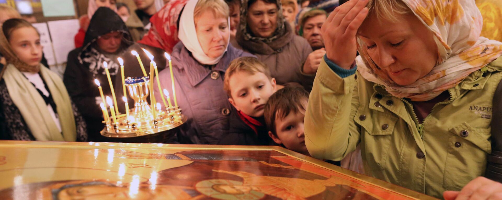 Верующие молятся у иконы чудотворного образа Пресвятой Богородицы Неупиваемая Чаша - Sputnik Южная Осетия, 1920, 17.05.2021