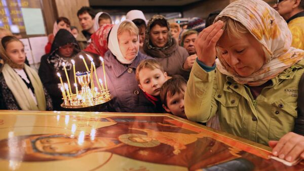 Верующие молятся у иконы чудотворного образа Пресвятой Богородицы Неупиваемая Чаша - Sputnik Южная Осетия