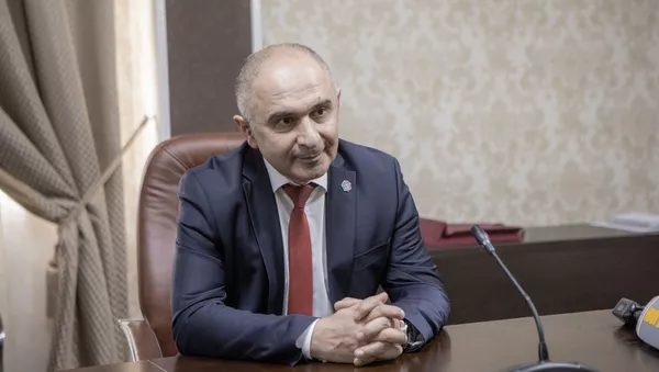 Президент Анатолий Бибилов вручил именные стипендии студентам ЮОГУ
