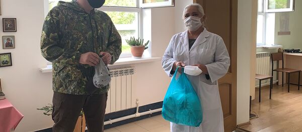 Волонтеры передали маски врачам Ленингорского района Волонтеры передали маски врачам Ленингорского района - Sputnik Южная Осетия