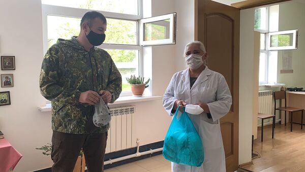 Волонтеры передали маски врачам Ленингорского района - Sputnik Южная Осетия