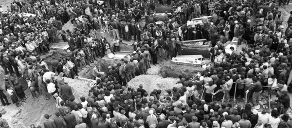 Похороны жертв Зарской трагедии. Похороны жертв Зарской трагедии. - Sputnik Южная Осетия