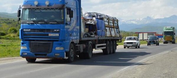 Милиция Южной Осетии сопровождает грузовой транспорт из России  Милиция Южной Осетии сопровождает грузовой транспорт из России  - Sputnik Южная Осетия