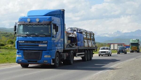 Милиция Южной Осетии сопровождает грузовой транспорт из России  - Sputnik Южная Осетия