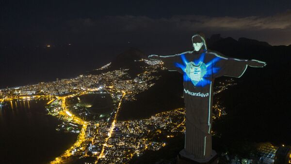 Статуя Христа-Искупителя с подсветкой в виде маски и надписью Маска спасает в Рио-де-Жанейро, Бразилия - Sputnik Южная Осетия