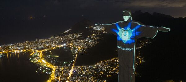 Статуя Христа-Искупителя с подсветкой в виде маски и надписью Маска спасает в Рио-де-Жанейро, Бразилия - Sputnik Южная Осетия