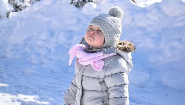 Ребенок и снег - Sputnik Южная Осетия