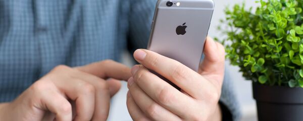 Айфон в руке Айфон в руке - Sputnik Южная Осетия