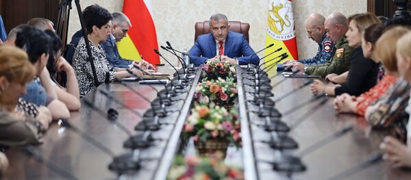 Встреча президента Анатолия Бибилова с родителями курсантов  Встреча президента Анатолия Бибилова с родителями курсантов  - Sputnik Южная Осетия