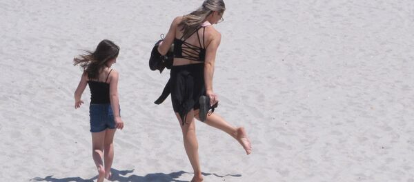 Девушка с ребенком на пляже в США  Девушка с ребенком на пляже в США  - Sputnik Южная Осетия