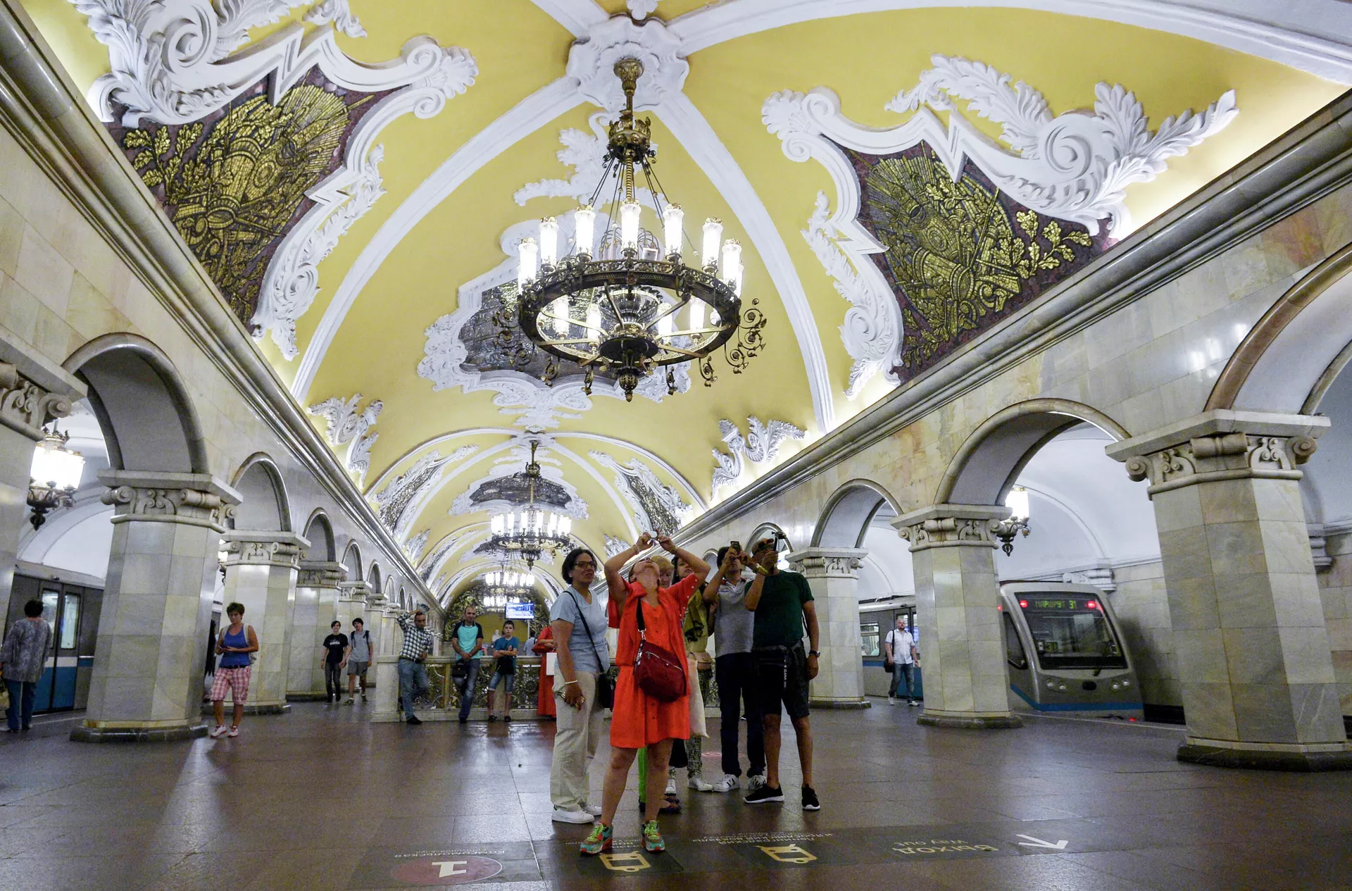 Туристы на станции Комсомольская кольцевой линии Московского метрополитена Туристы на станции Комсомольская кольцевой линии Московского метрополитена - Sputnik Южная Осетия, 1920, 20.02.2022