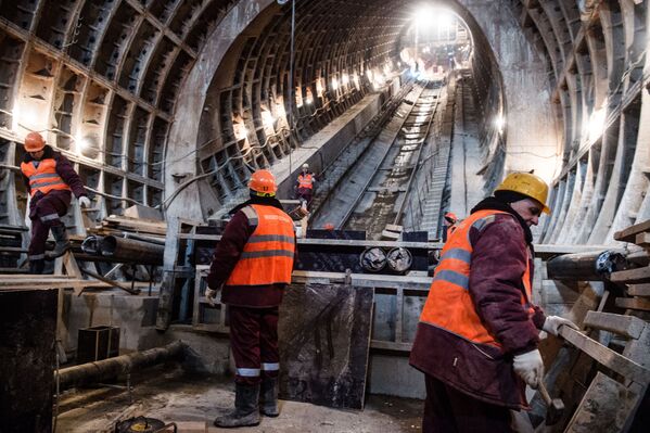 Рабочие во время строительства станции Фонвизинская московского метрополитена - Sputnik Южная Осетия