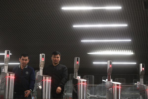 Пассажиры московского метро проходят через турникеты на станции Октябрьское Поле - Sputnik Южная Осетия