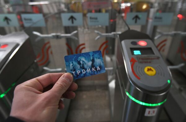 Пассажир проходит с картой Тройка через турникет на станции метро Тушинская в Москве - Sputnik Южная Осетия
